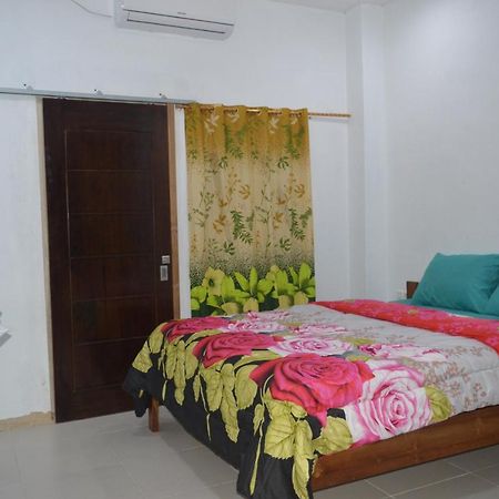Labuan Bajo Mahoni Guesthouse ภายนอก รูปภาพ