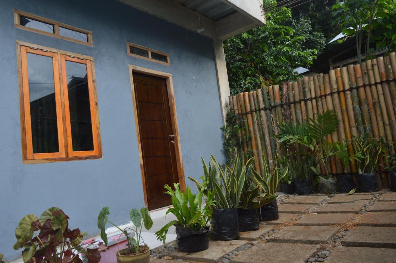 Labuan Bajo Mahoni Guesthouse ภายนอก รูปภาพ