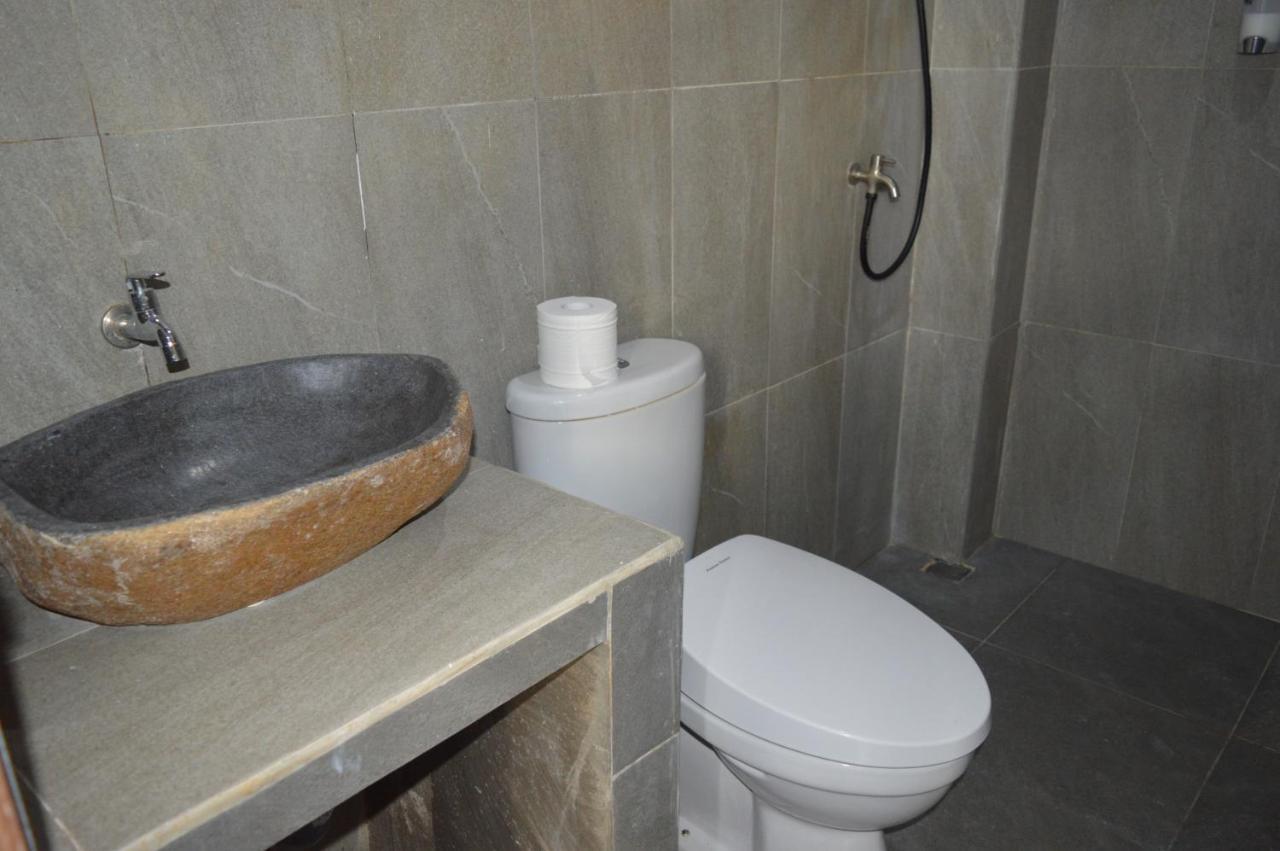 Labuan Bajo Mahoni Guesthouse ภายนอก รูปภาพ