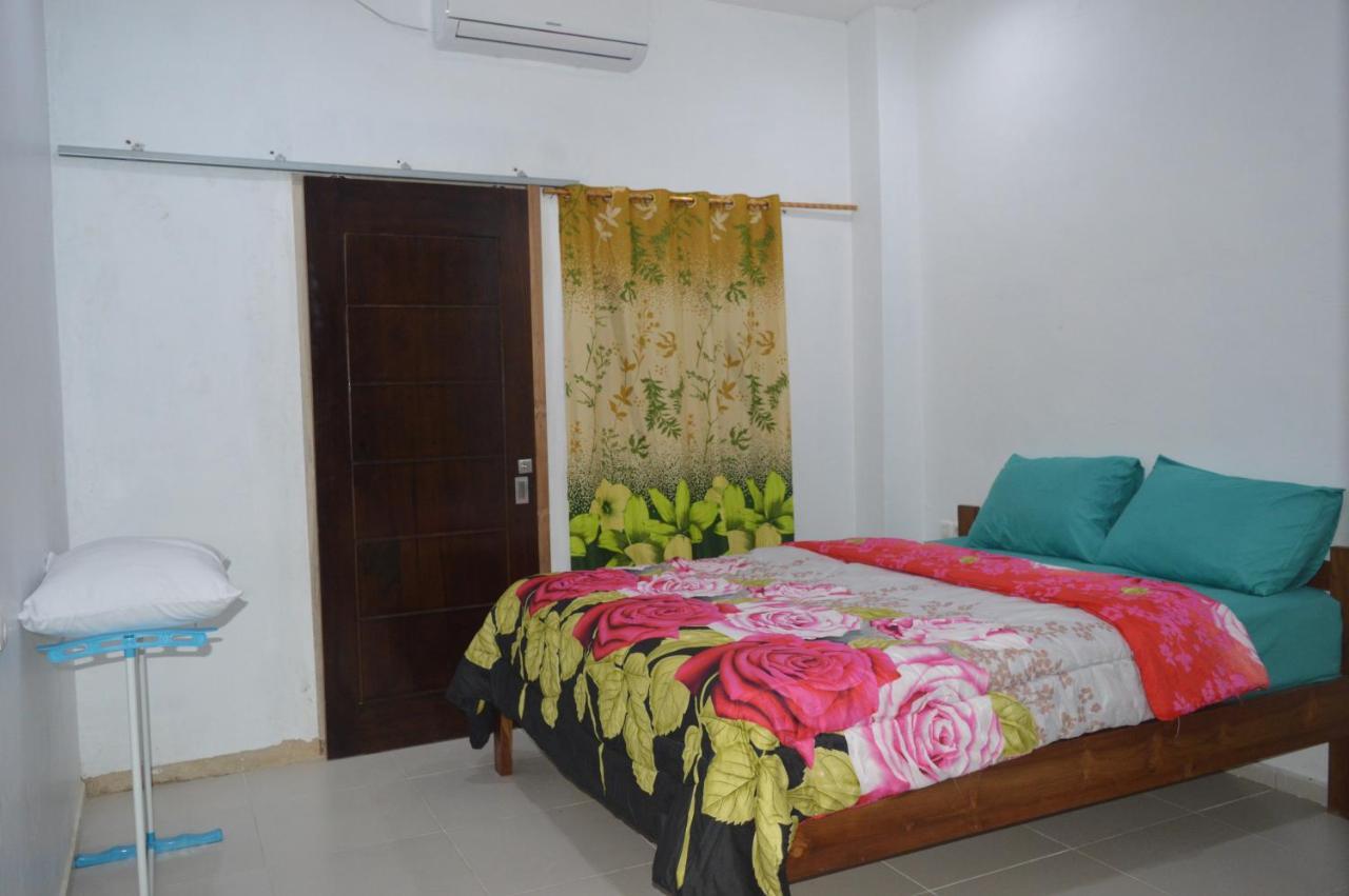 Labuan Bajo Mahoni Guesthouse ภายนอก รูปภาพ