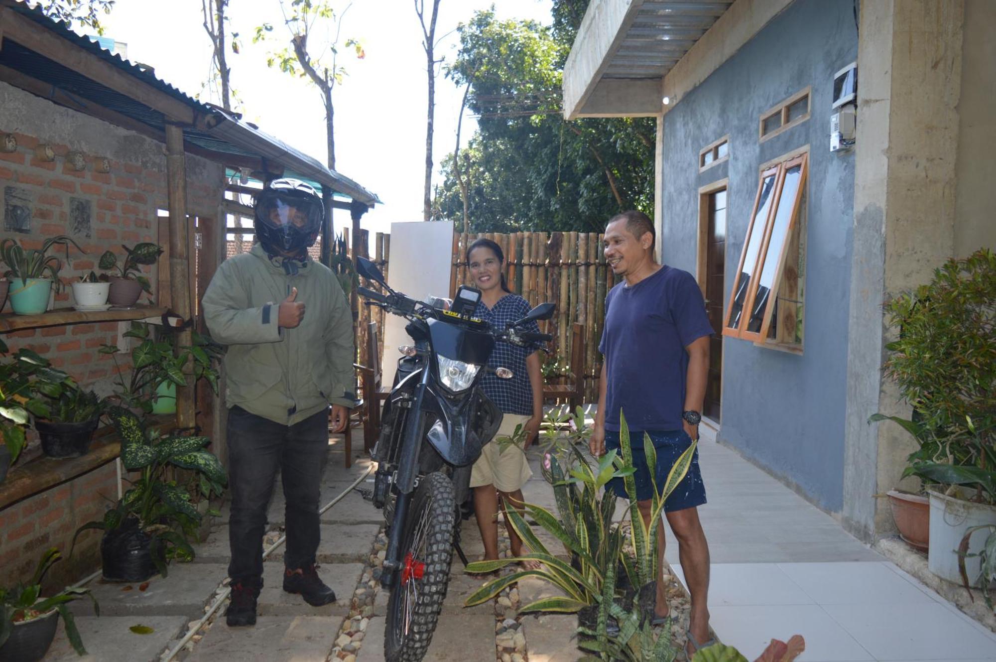Labuan Bajo Mahoni Guesthouse ภายนอก รูปภาพ