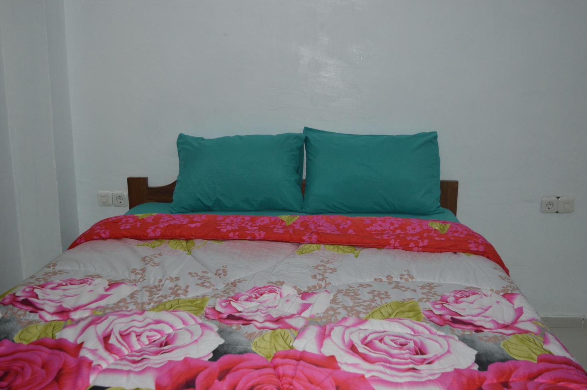 Labuan Bajo Mahoni Guesthouse ภายนอก รูปภาพ