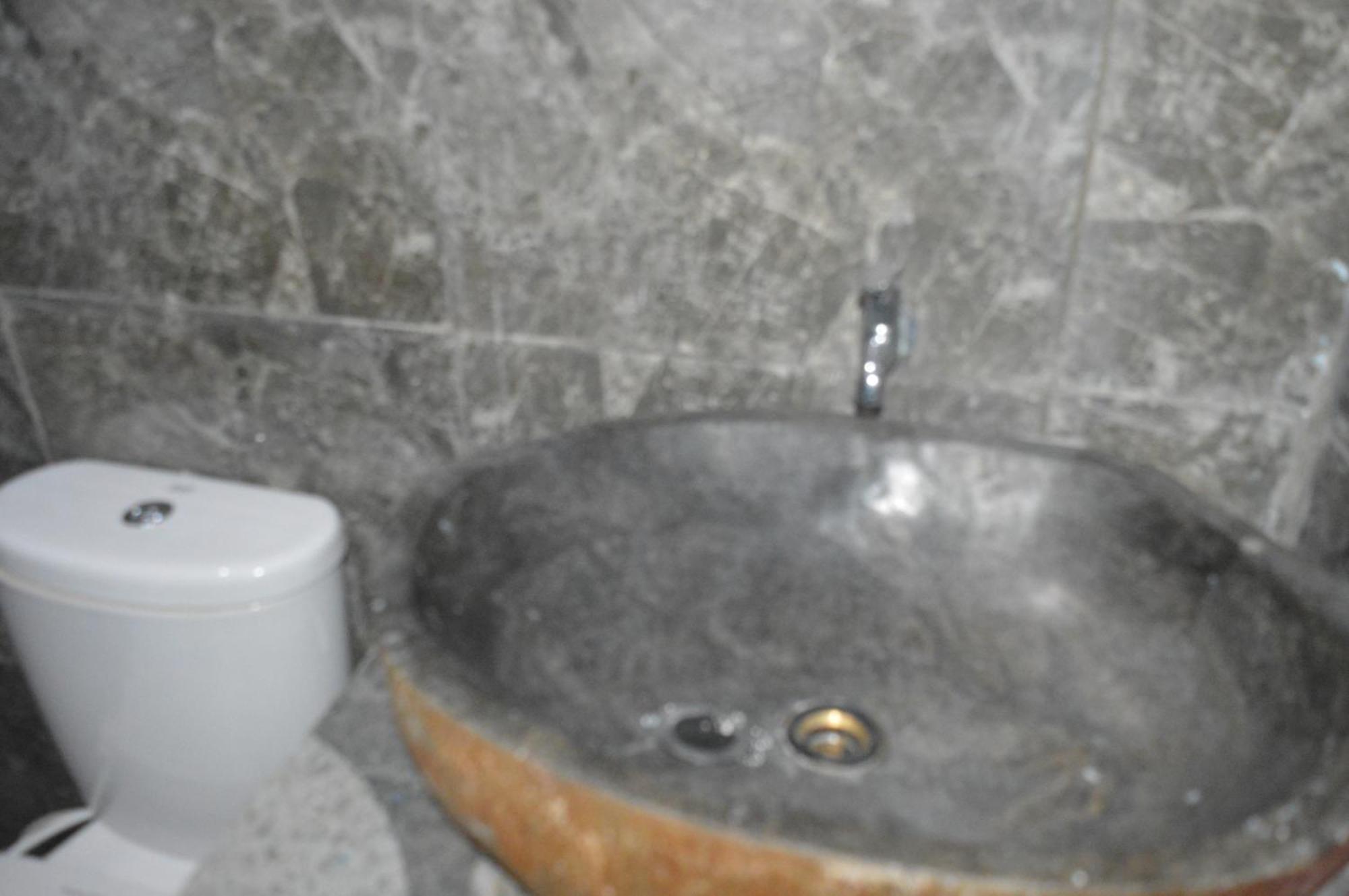 Labuan Bajo Mahoni Guesthouse ภายนอก รูปภาพ