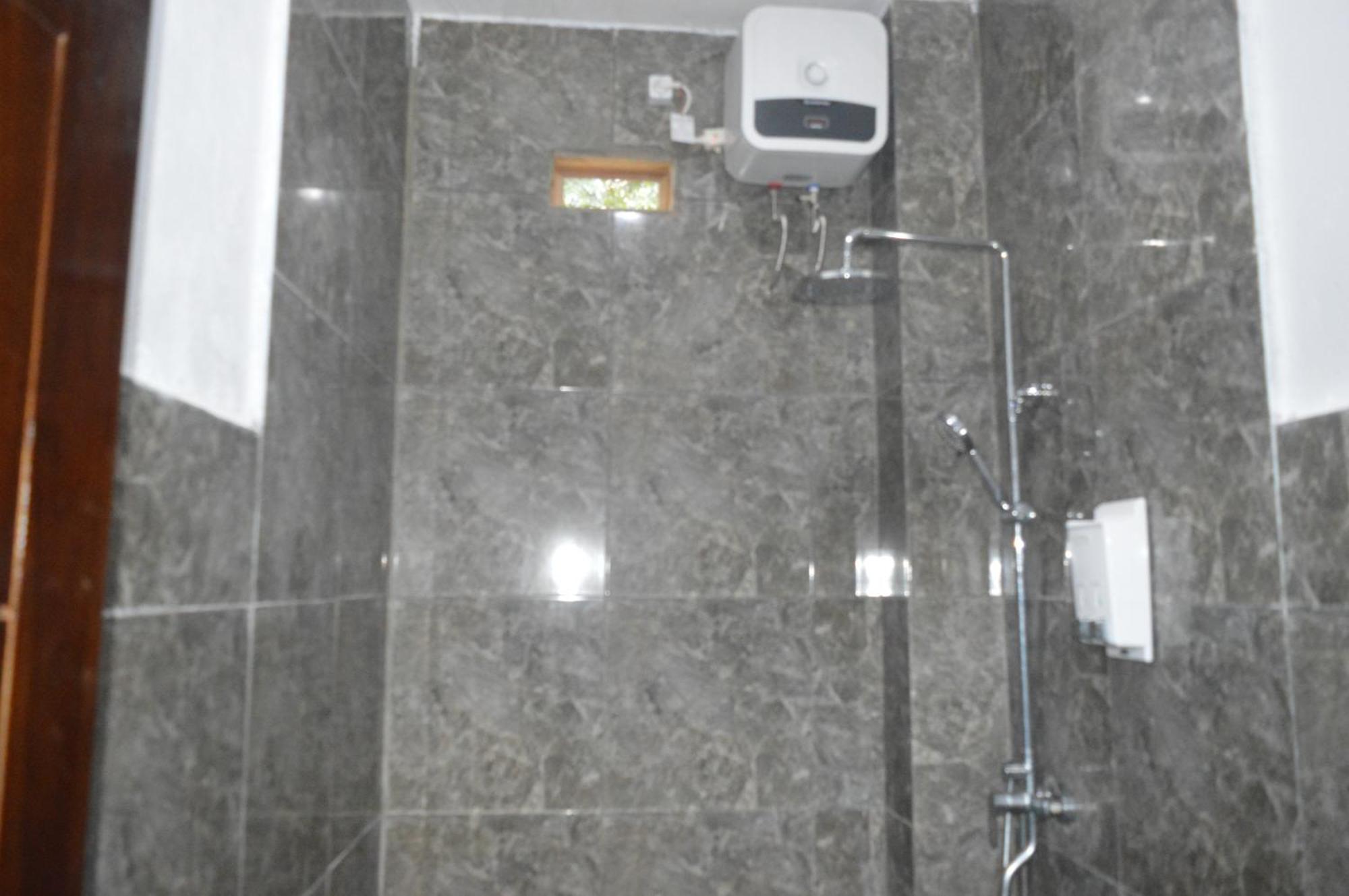 Labuan Bajo Mahoni Guesthouse ภายนอก รูปภาพ