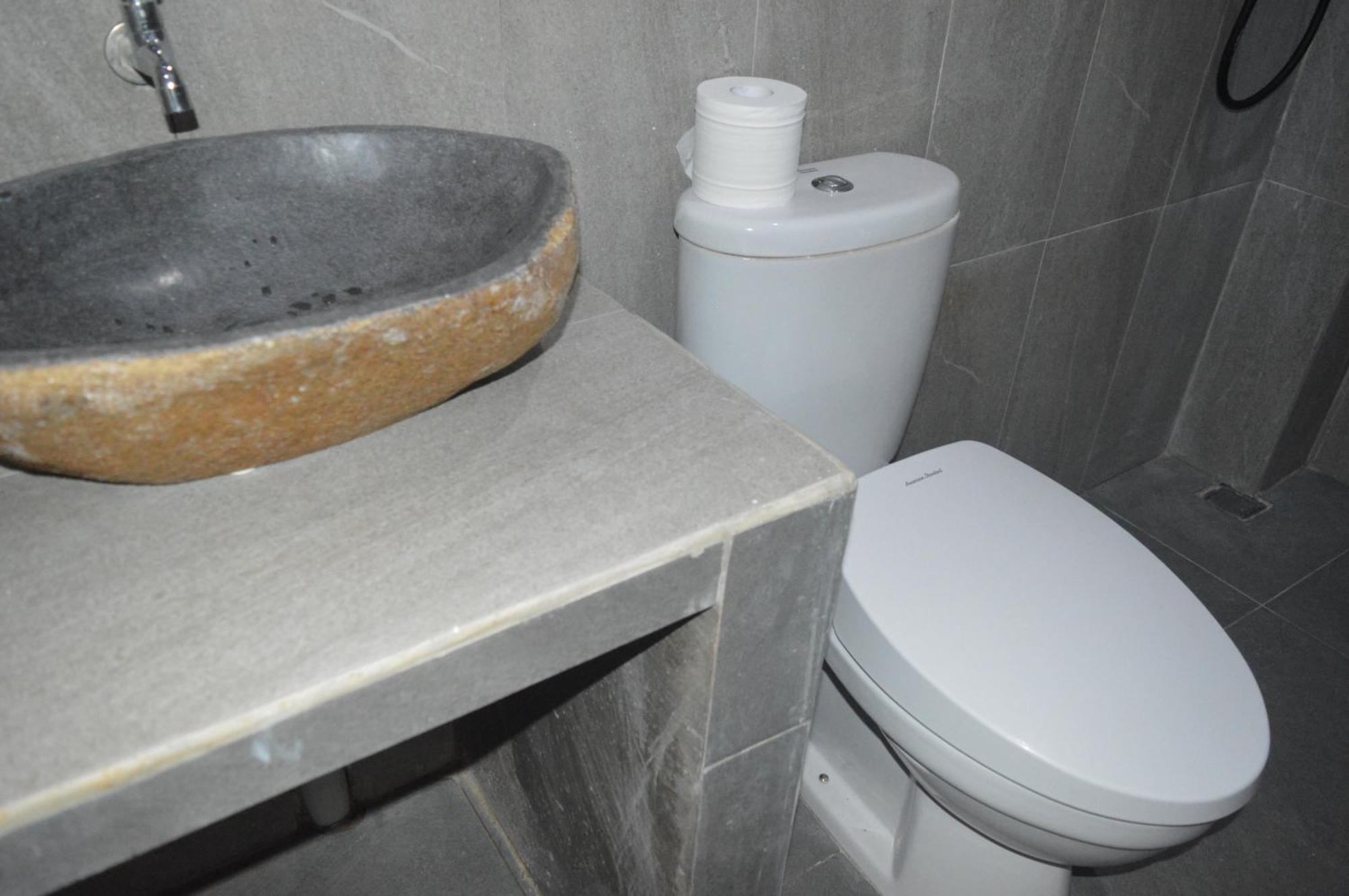 Labuan Bajo Mahoni Guesthouse ภายนอก รูปภาพ