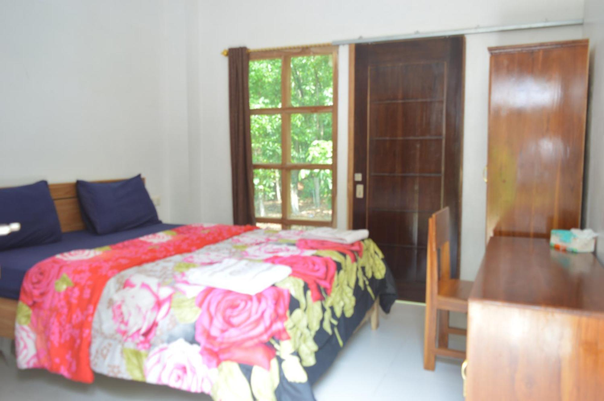 Labuan Bajo Mahoni Guesthouse ภายนอก รูปภาพ