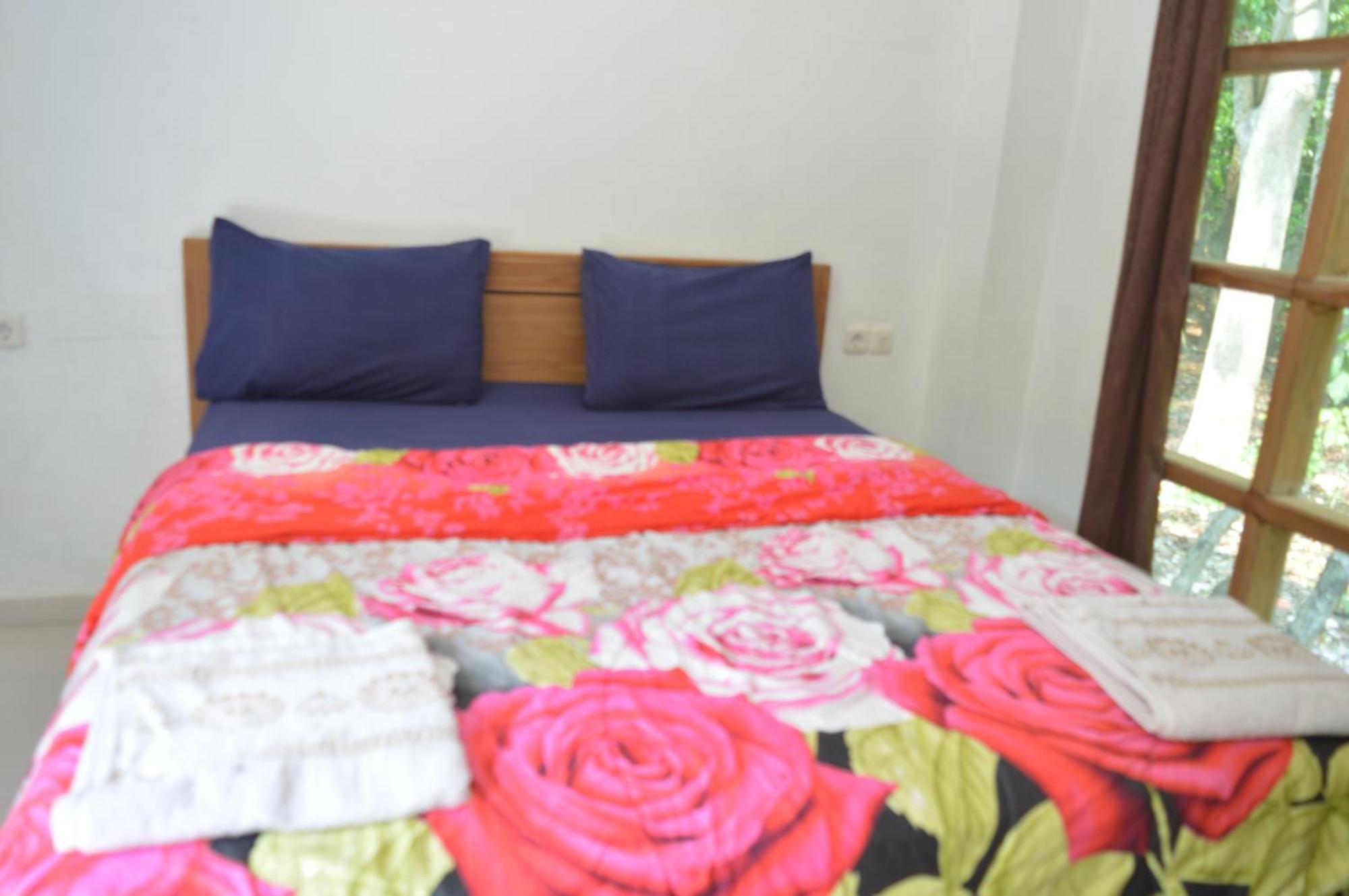 Labuan Bajo Mahoni Guesthouse ภายนอก รูปภาพ