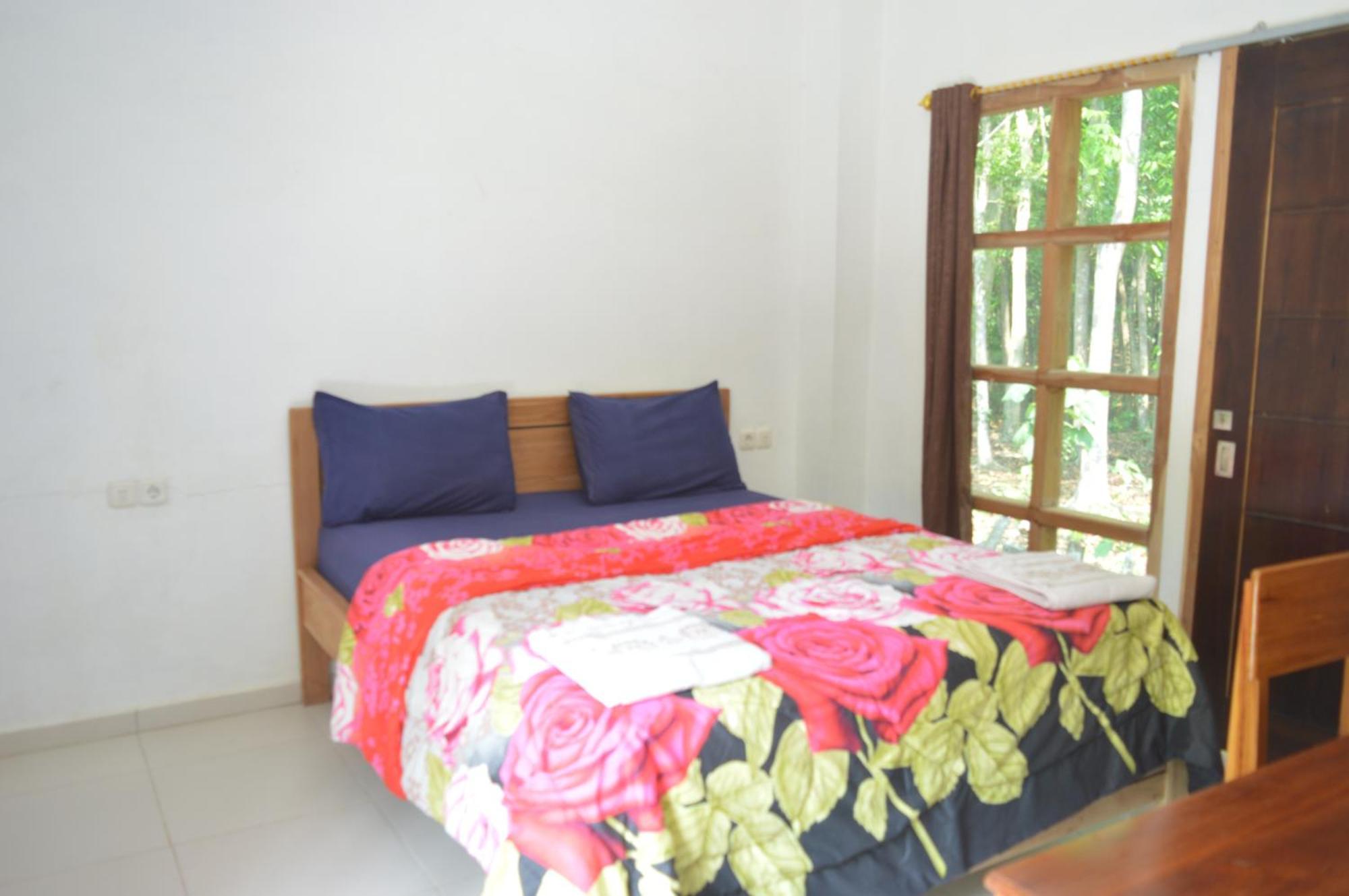 Labuan Bajo Mahoni Guesthouse ภายนอก รูปภาพ