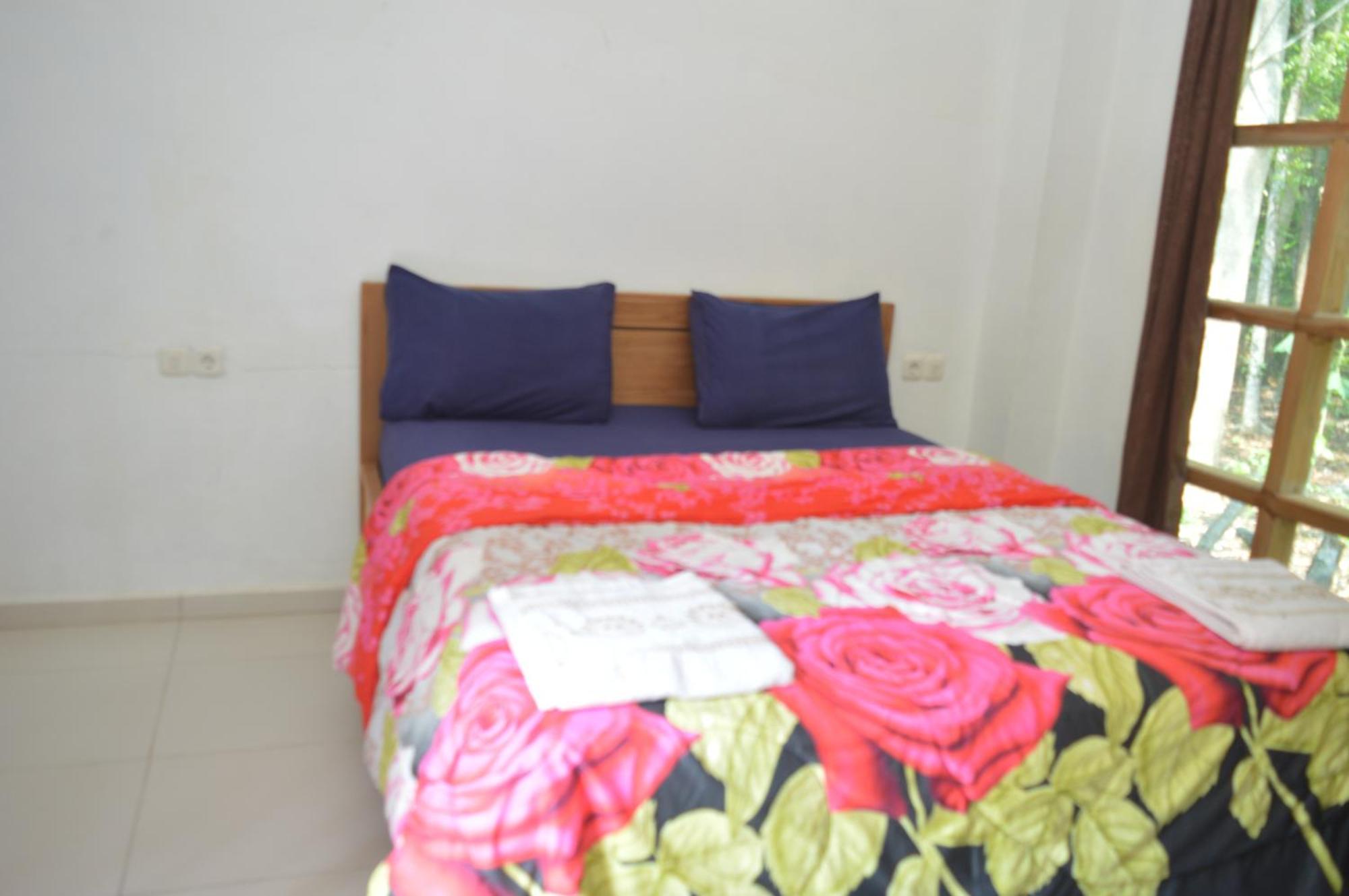 Labuan Bajo Mahoni Guesthouse ภายนอก รูปภาพ